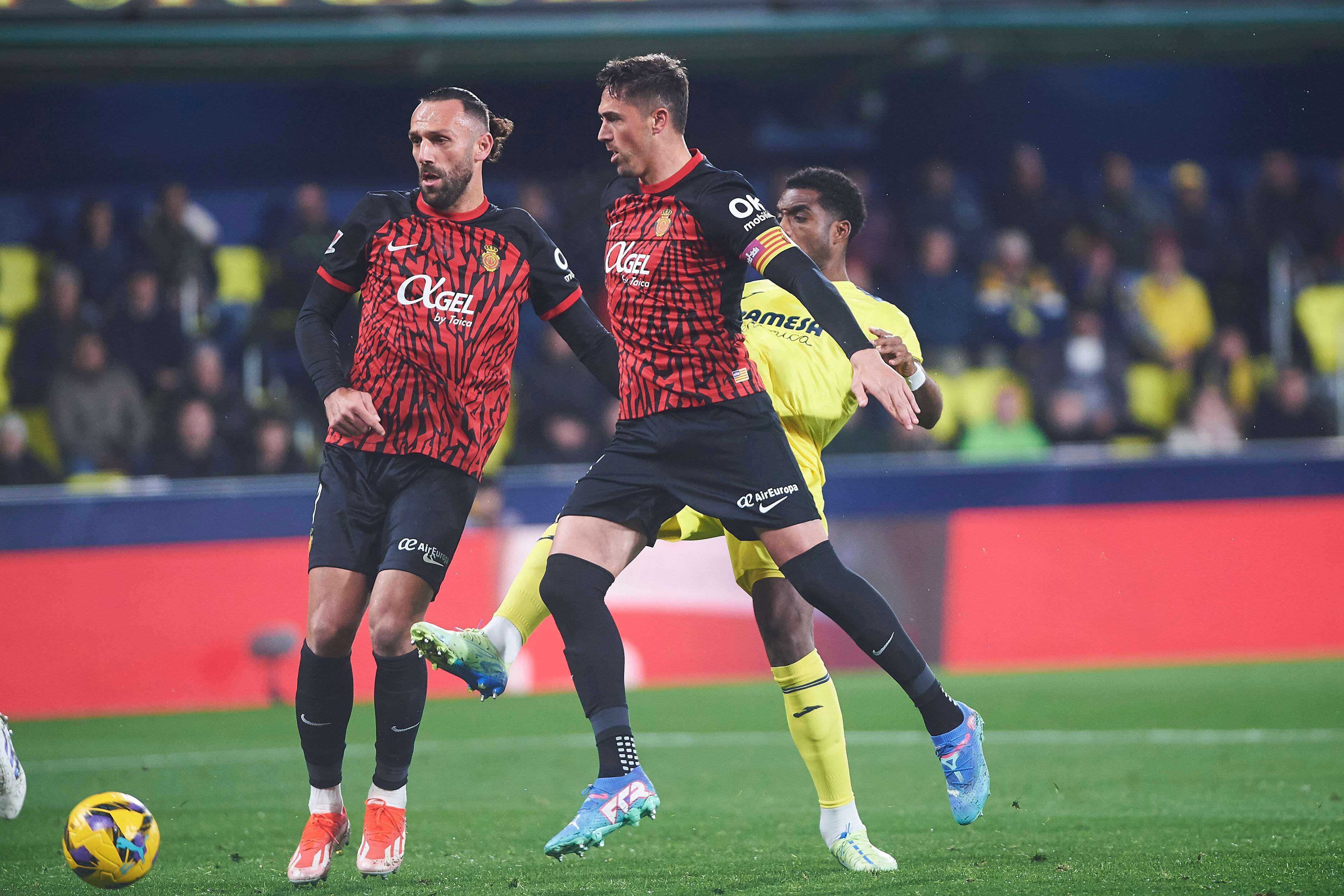  Antonio Raíllo y Vedat Muriqi, durante el Villarreal-Mallorca.