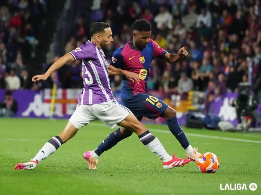  Anuar Tuhami trata de robarle el balón a Ansu Fati (FOTO: LALIGA)