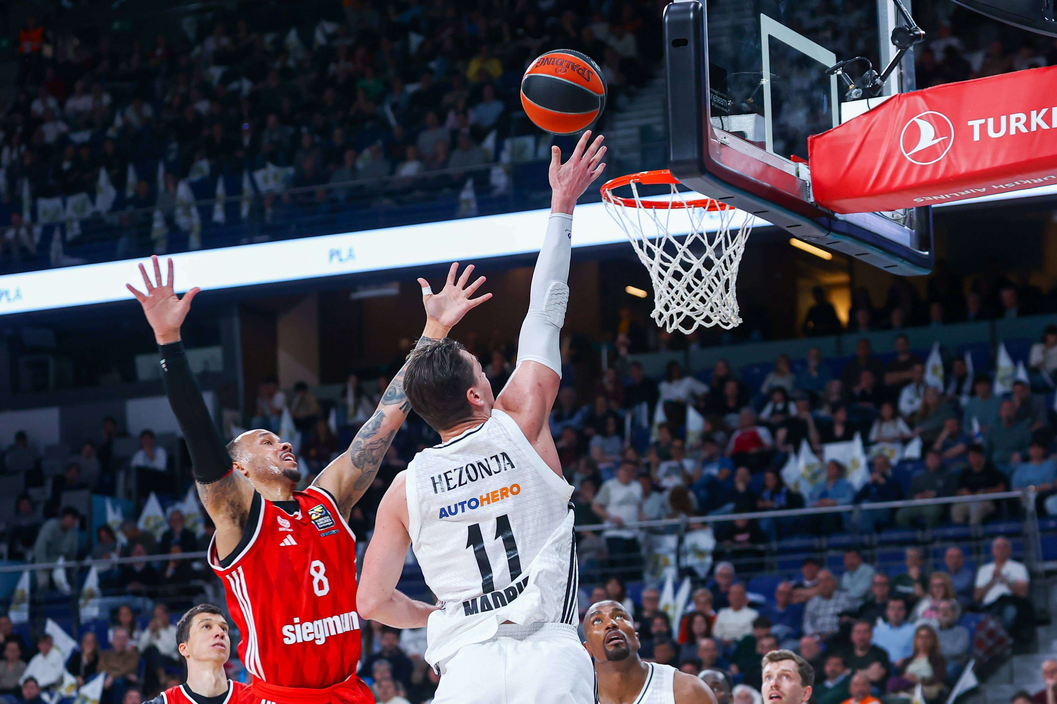  Mario Hezonja en el Real Madrid - Bayern de Múnich de play in