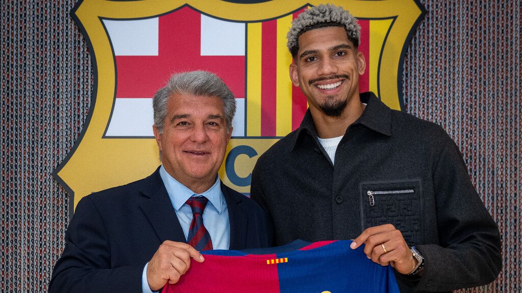  Joan Laporta y Ronald Araújo en su renovación ('X' FCB)