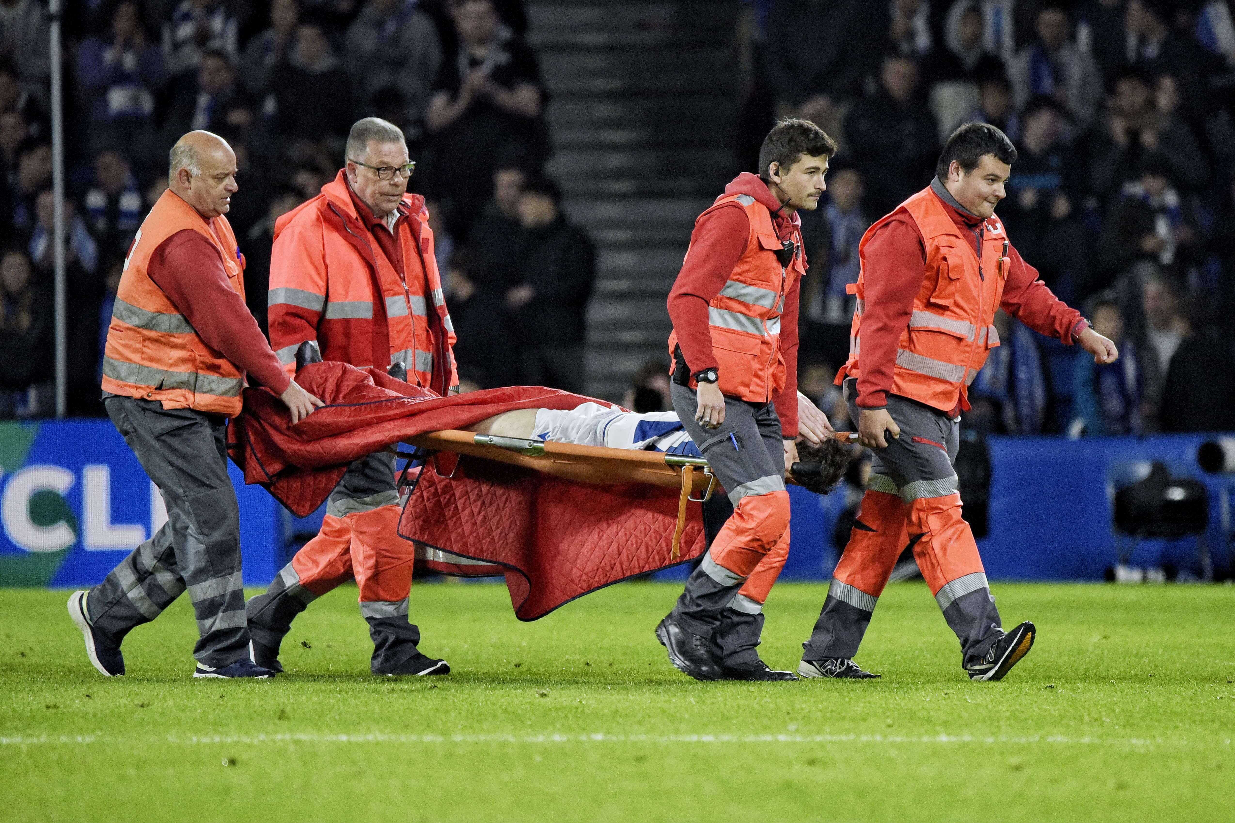  Aritz Elustondo se marcha lesionado en camilla del Reale Arena.