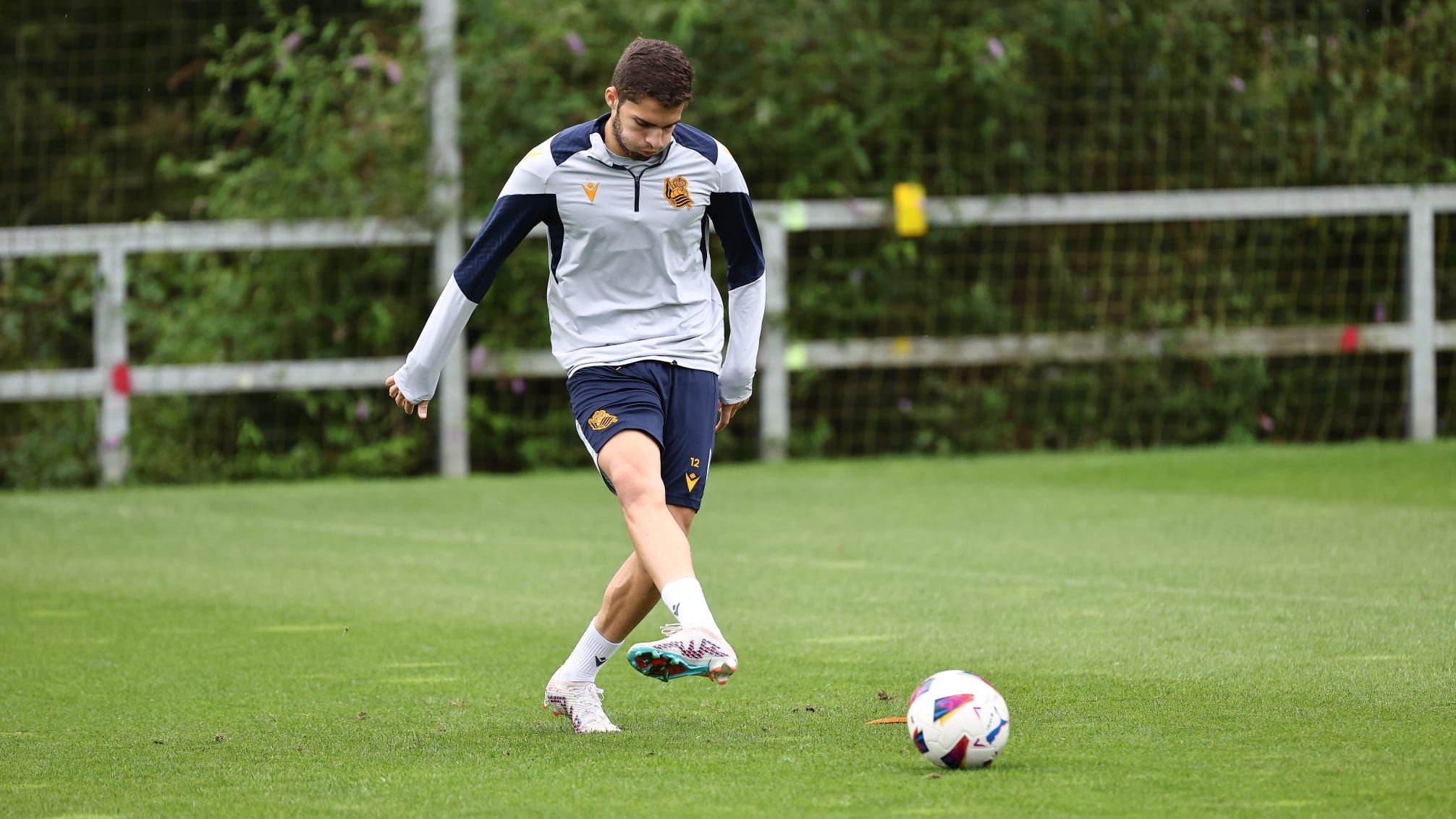  Arsen Zakharyan golpea un balón en Zubieta.