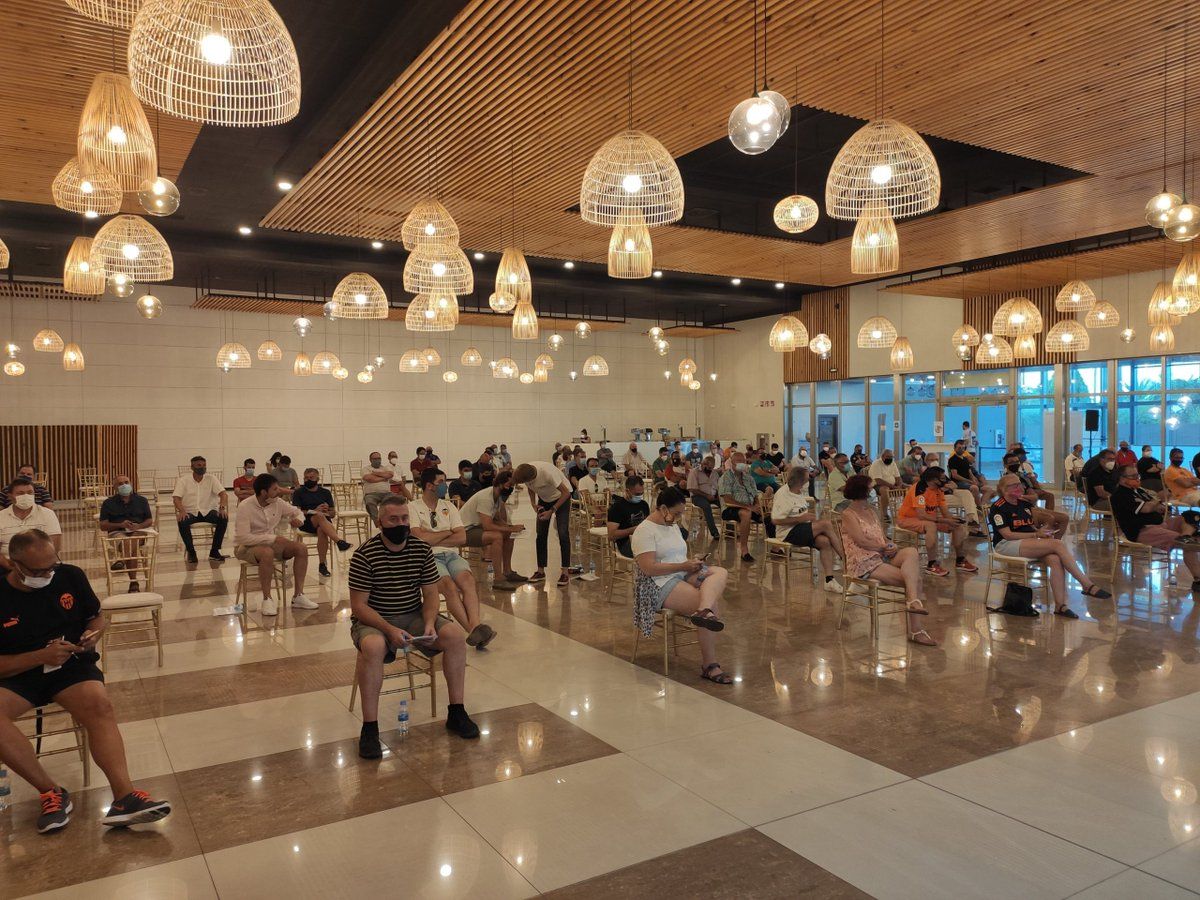 Asamblea de las peñas en la que se exigió la dimisión de Anil Murthy