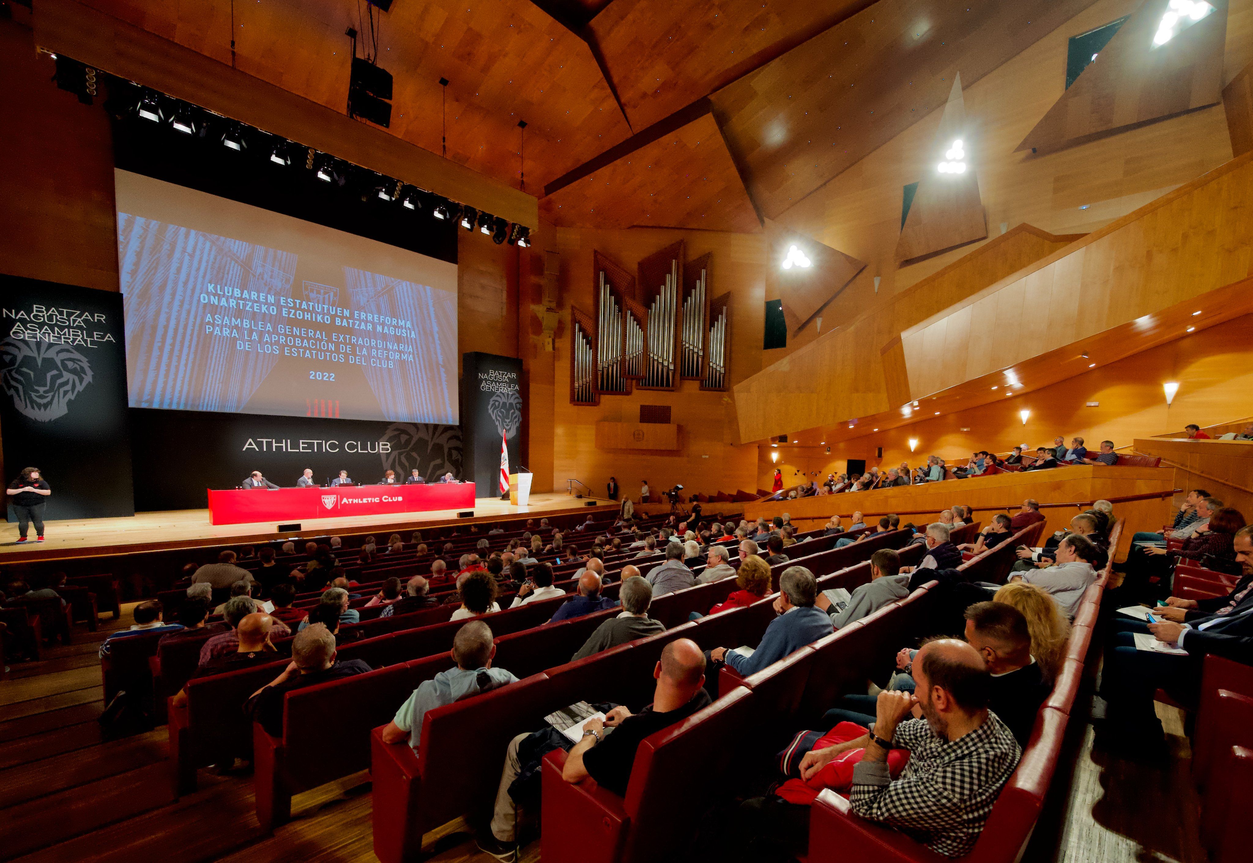Detalle de una asamblea del Athletic Club en el Palacio Euskalduna de Bilbao.