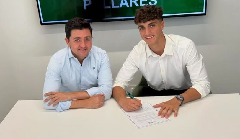 Manu González firma su contrato.