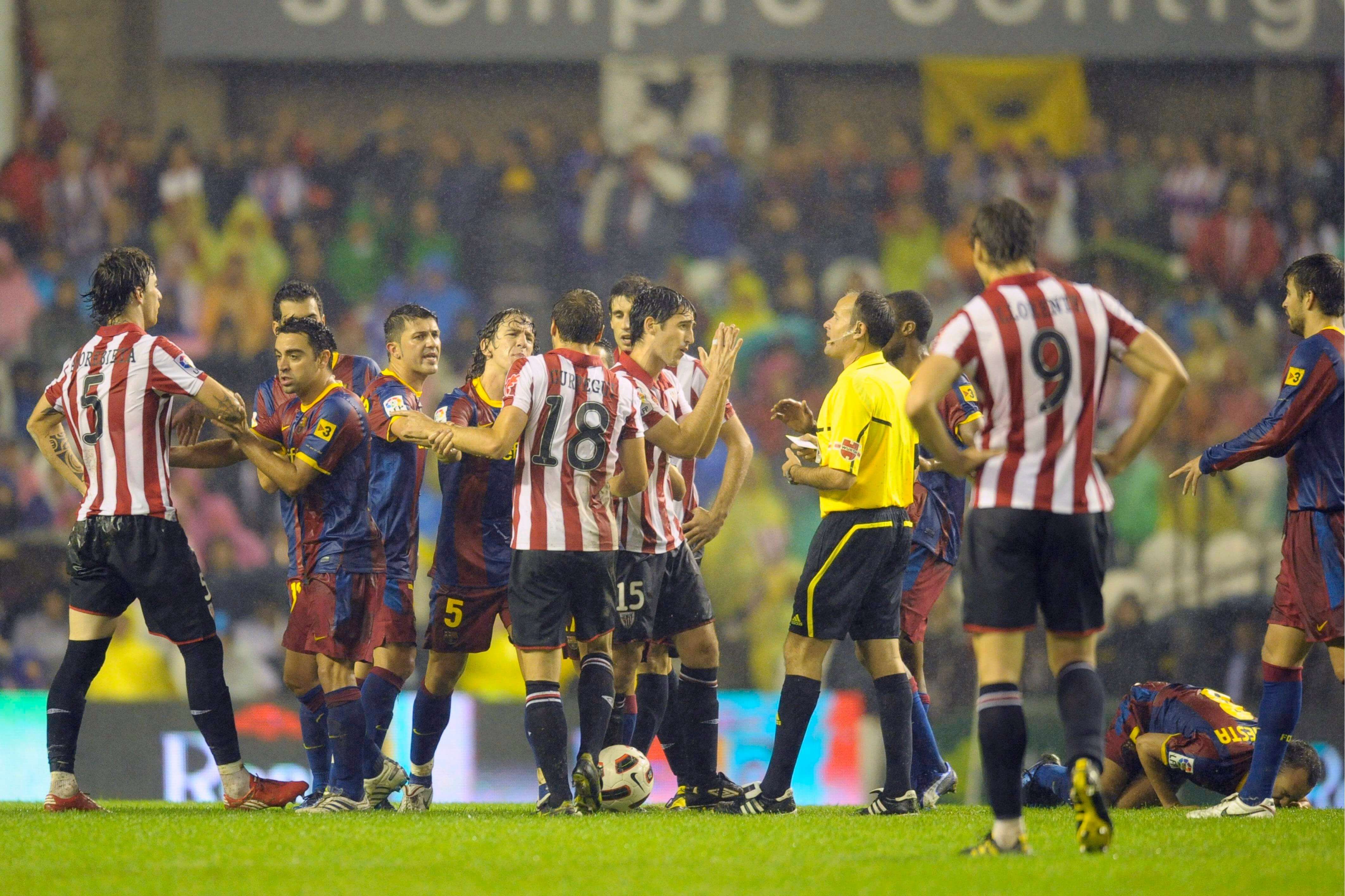  El Athletic Club protesta la expulsión de Fernando Amorebieta por culpa de Andrés Iniesta.