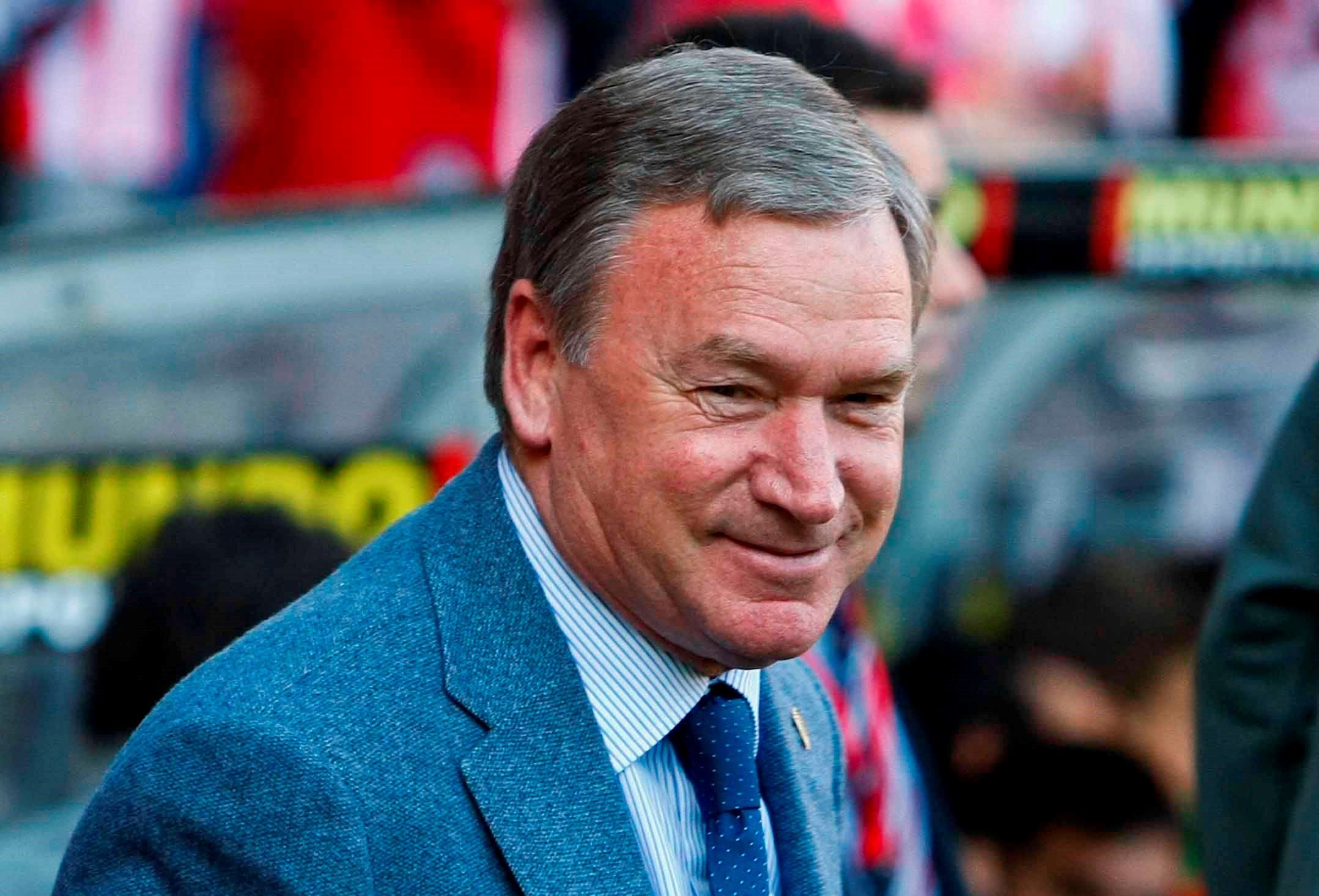  El exseleccionador Javier Clemente, todo un referente del Athletic Club, saluda en San Mamés.