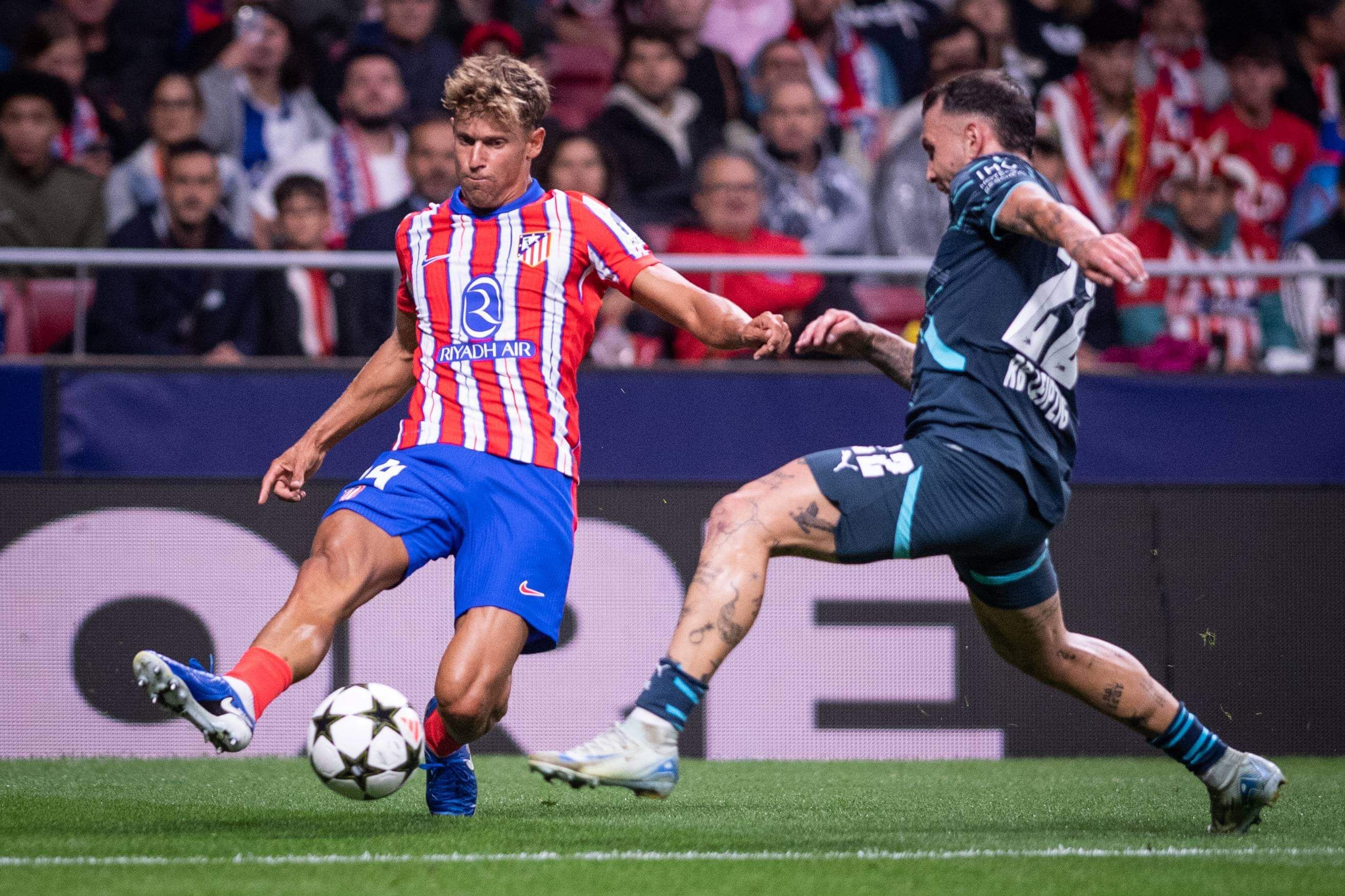  Marcos Llorente busca un pase en el Atlético-Leipzig.
