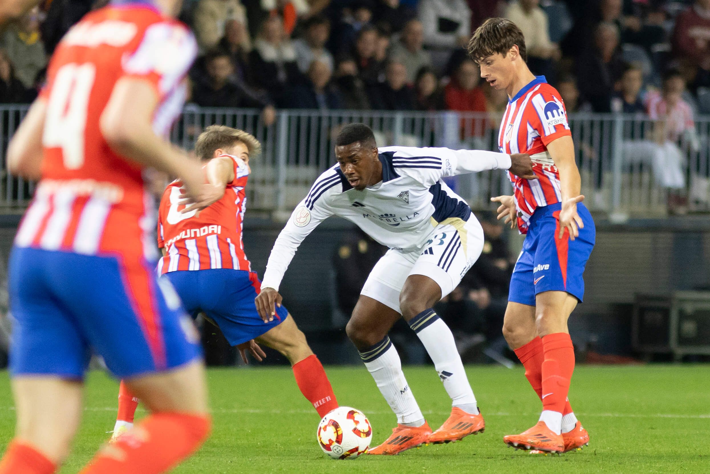  El Atlético de Madrid y el Marbella pelean por un balón (EFE)