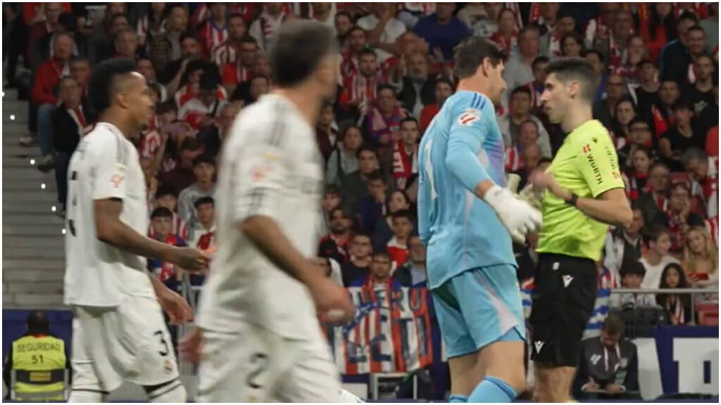  Courtois habla con Mateo Busquets (Fuente: RFEF)