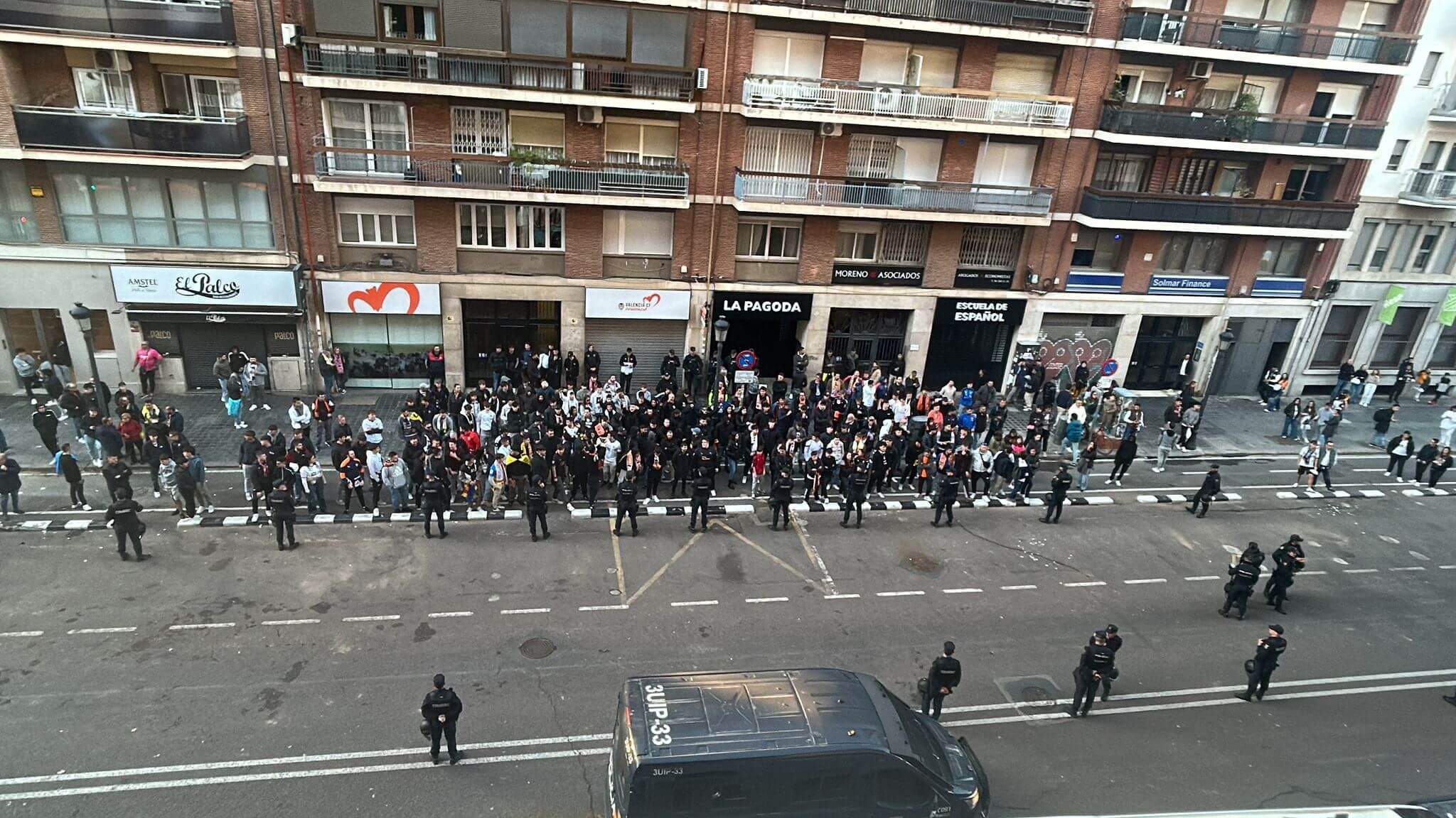  Autobús del Valencia CF sale escoltado por la policía