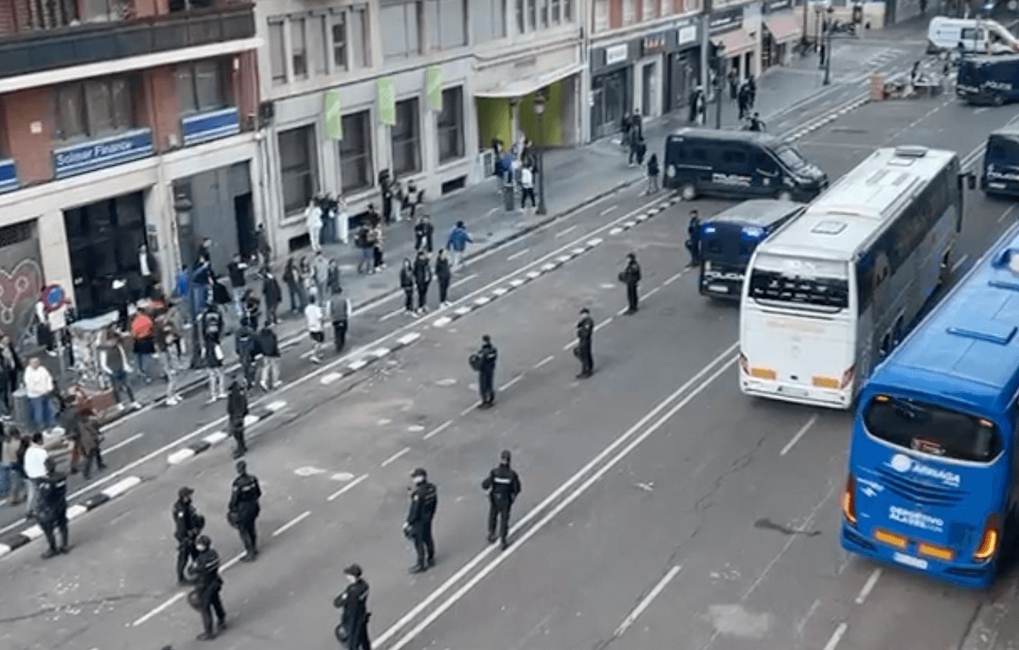  Autobús del Valencia CF sale escoltado por la policía