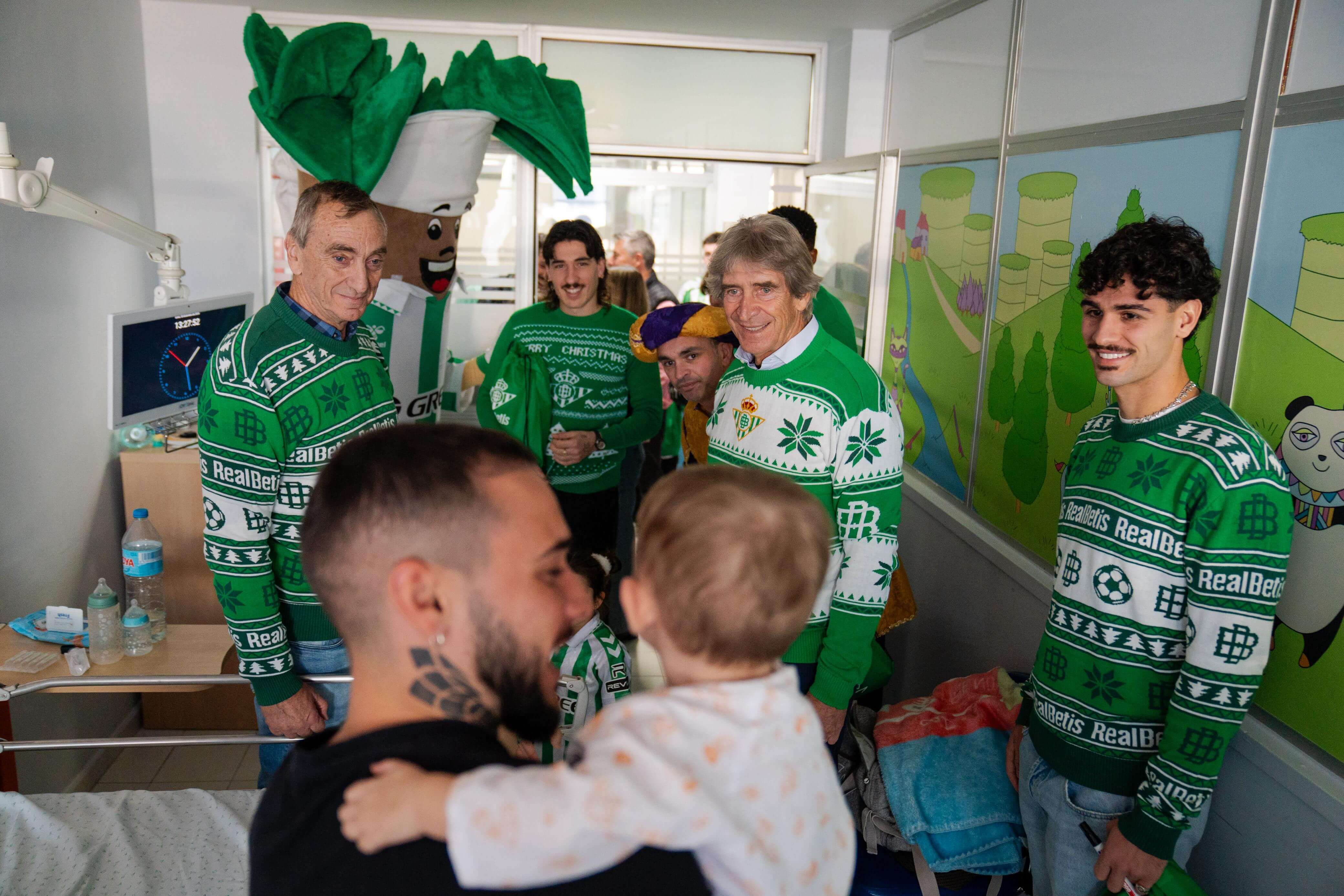  Imagen de una de las visitas del Real Betis a los hospitales (foto: RBB).