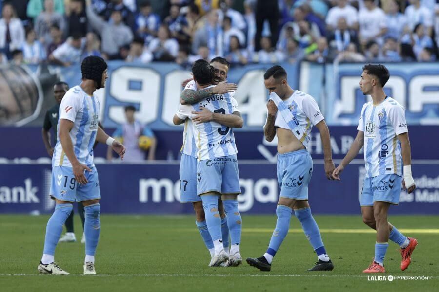 Carlos Puga y Dioni se abrazan en la celebración de gol esta temporada en La Rosaleda.