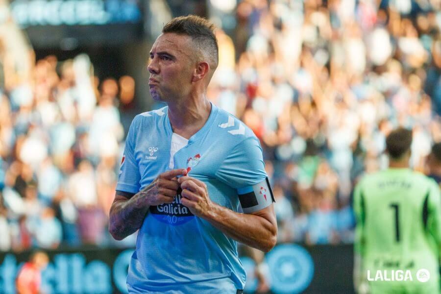 Aspas señala el escudo del Celta en su camiseta.
