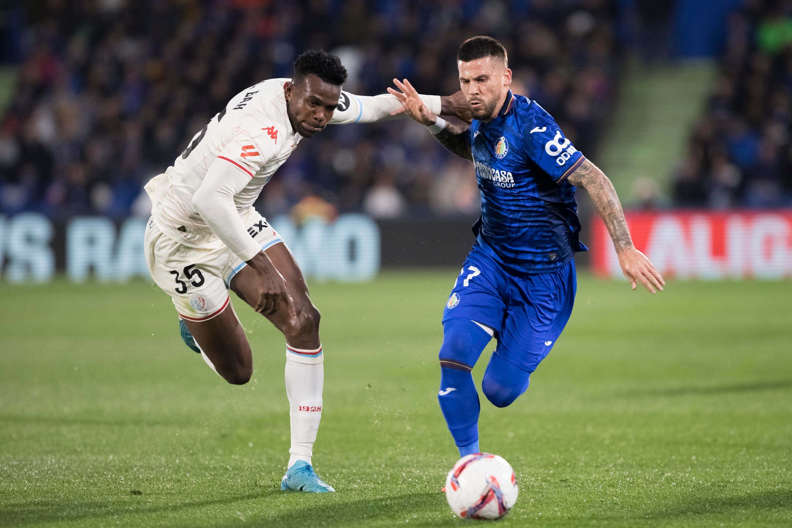  Bah y Carles Pérez disputan un balón en el Getafe-Valladolid.