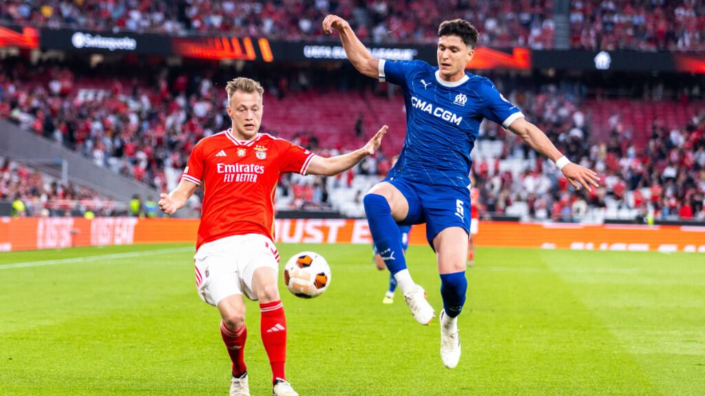  Leonardo Balerdi disputando un balón ante el Benfica (Fuente: Cordon Press)