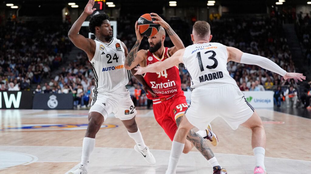 Jugadores del Real Madrid y Olympiacos en el cuarto partido de la Euroliga (Europa Press)