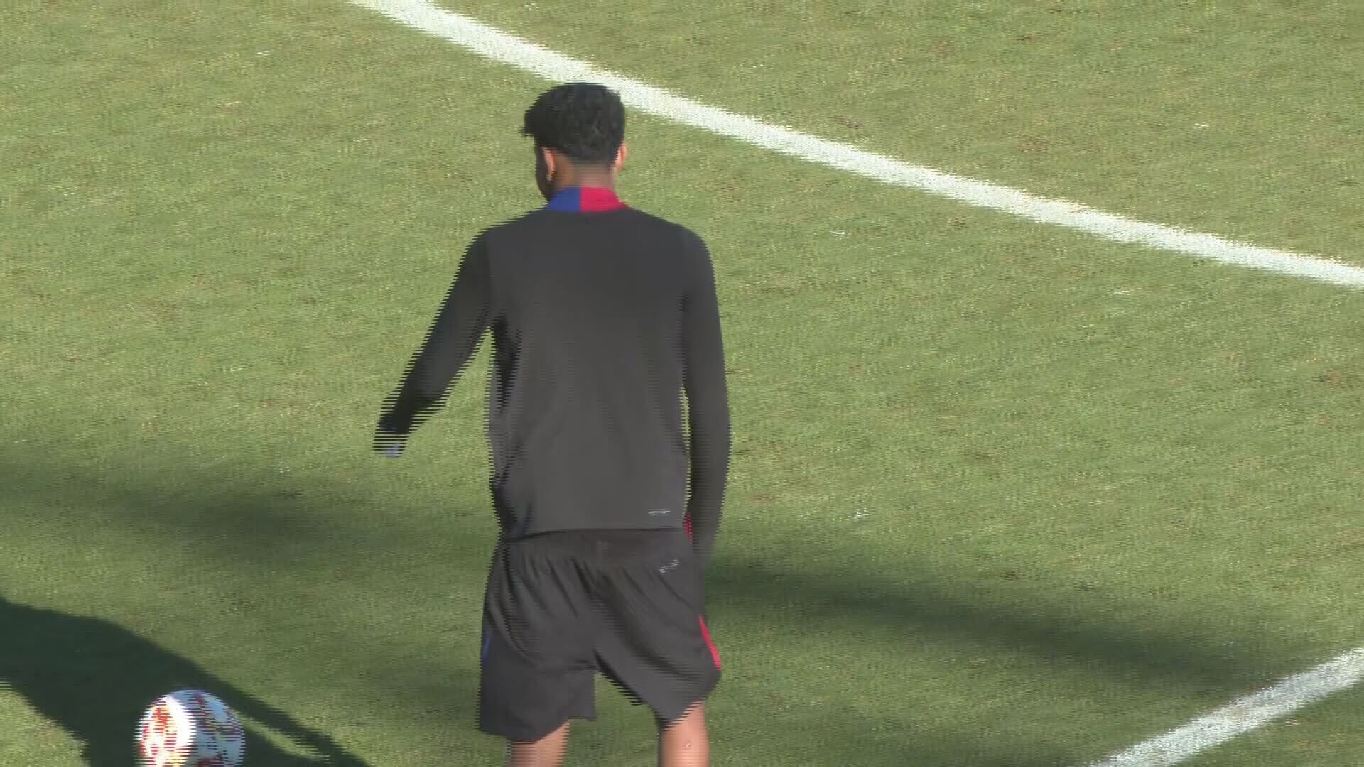  Lamine Yamal aparece por sorpresa en el entrenamiento navideño del Barcelona.