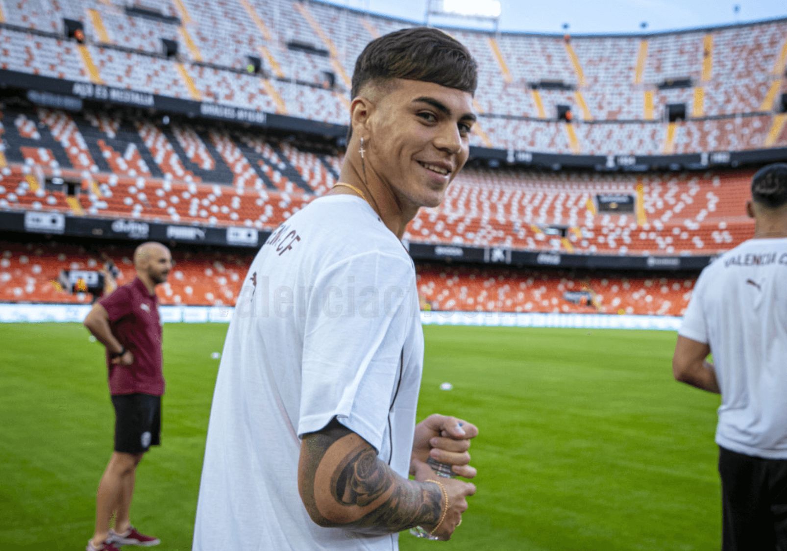  Enzo Barrenechea sonríe en Mestalla