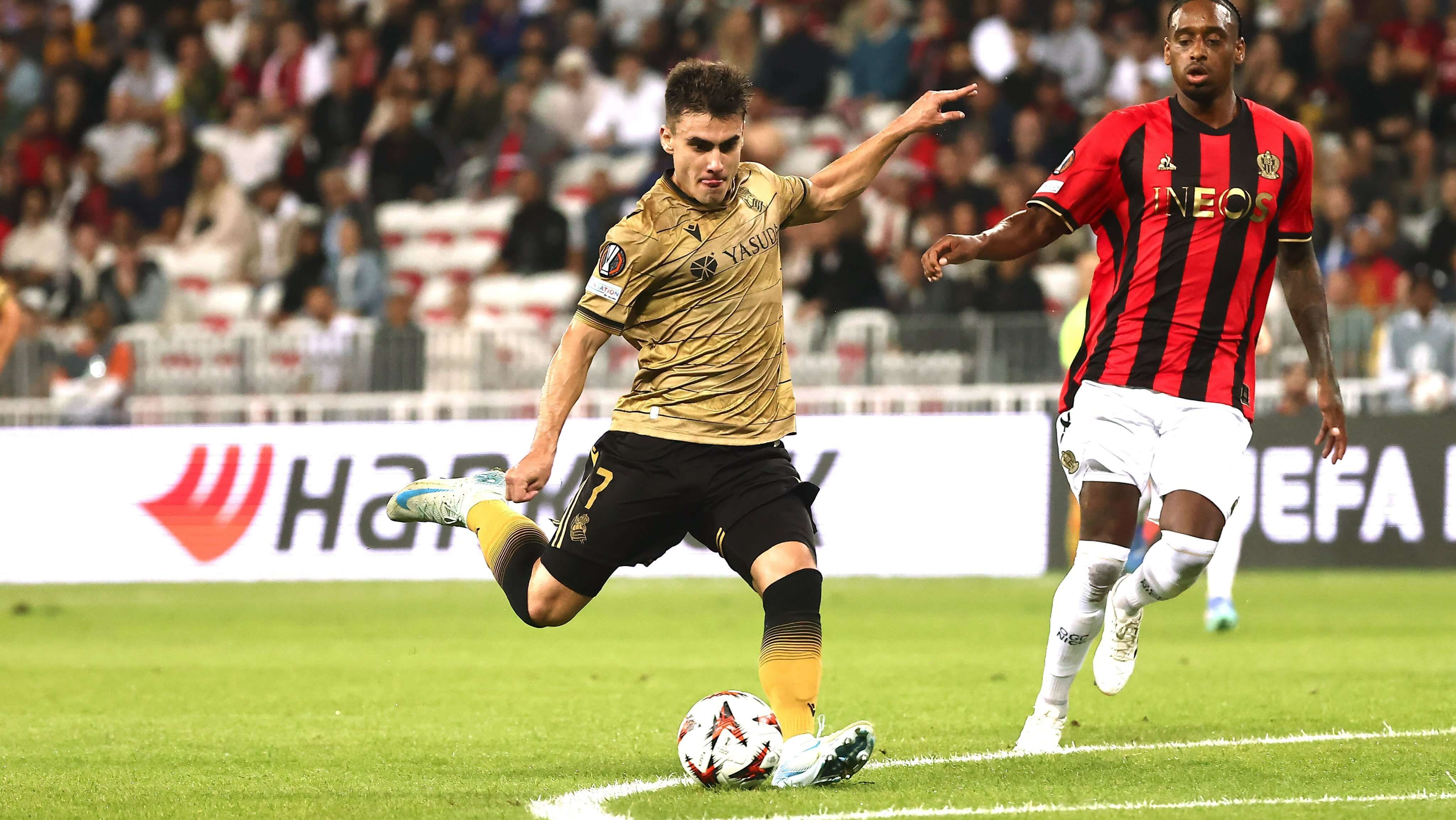  Barrenetxea marca para la Real Sociedad ante el Niza.