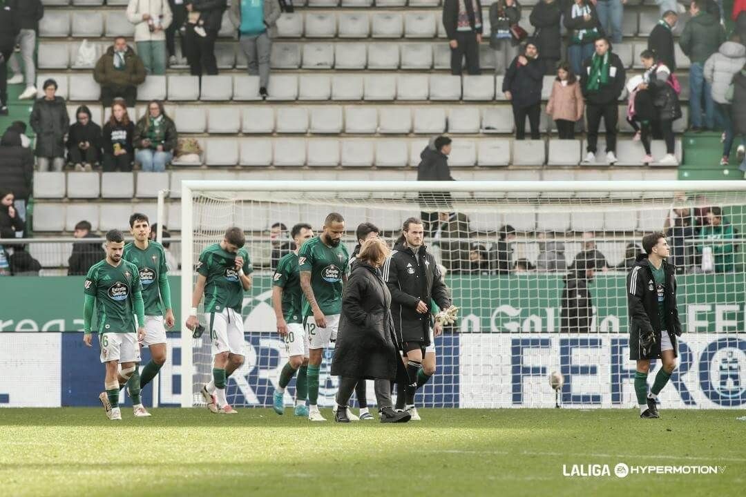 Bebé, cabizbajo tras la derrota del Racing de Ferrol ante el Oviedo.