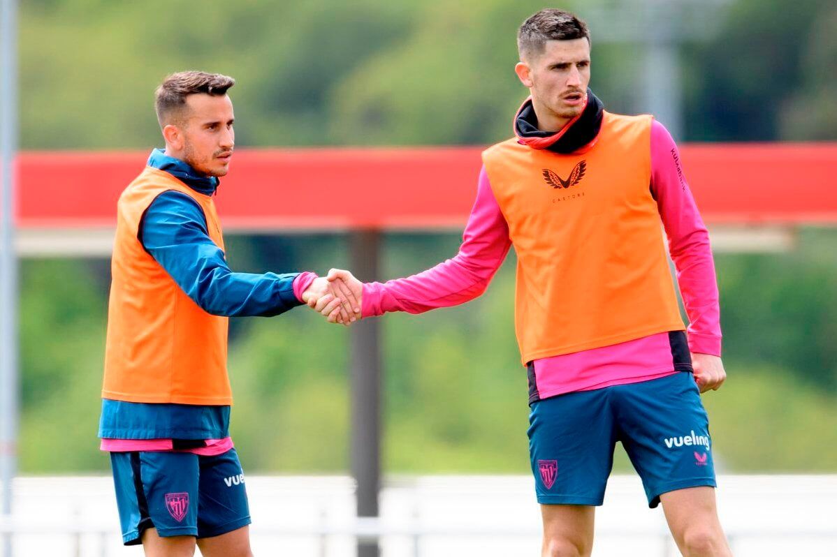  Saludo de los navarros Alex Berenguer y Oihan Sancet en Lezama.