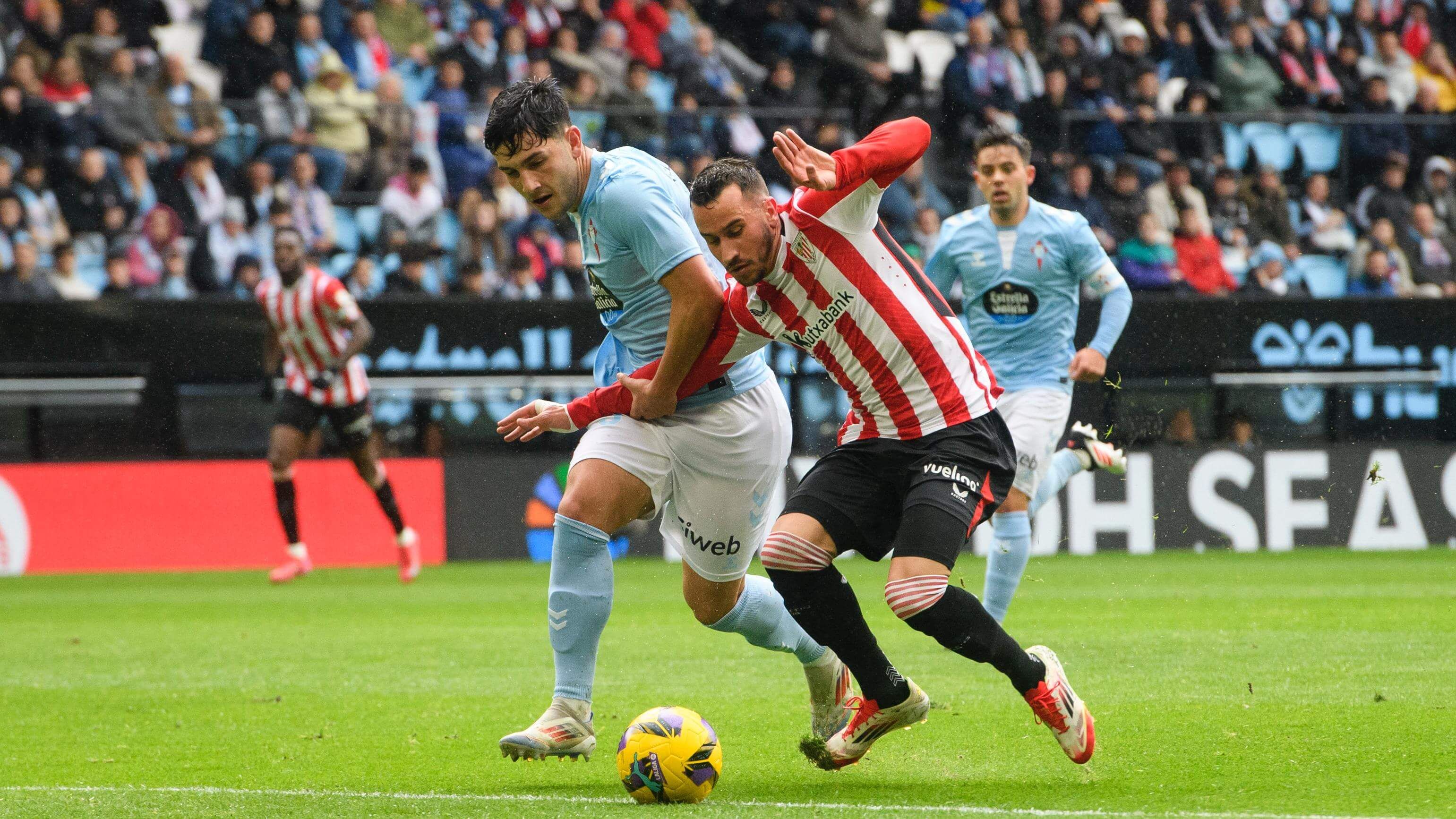  Alex Berenguer pelea ante el RC Celta de Vigo este domingo en Balaídos.