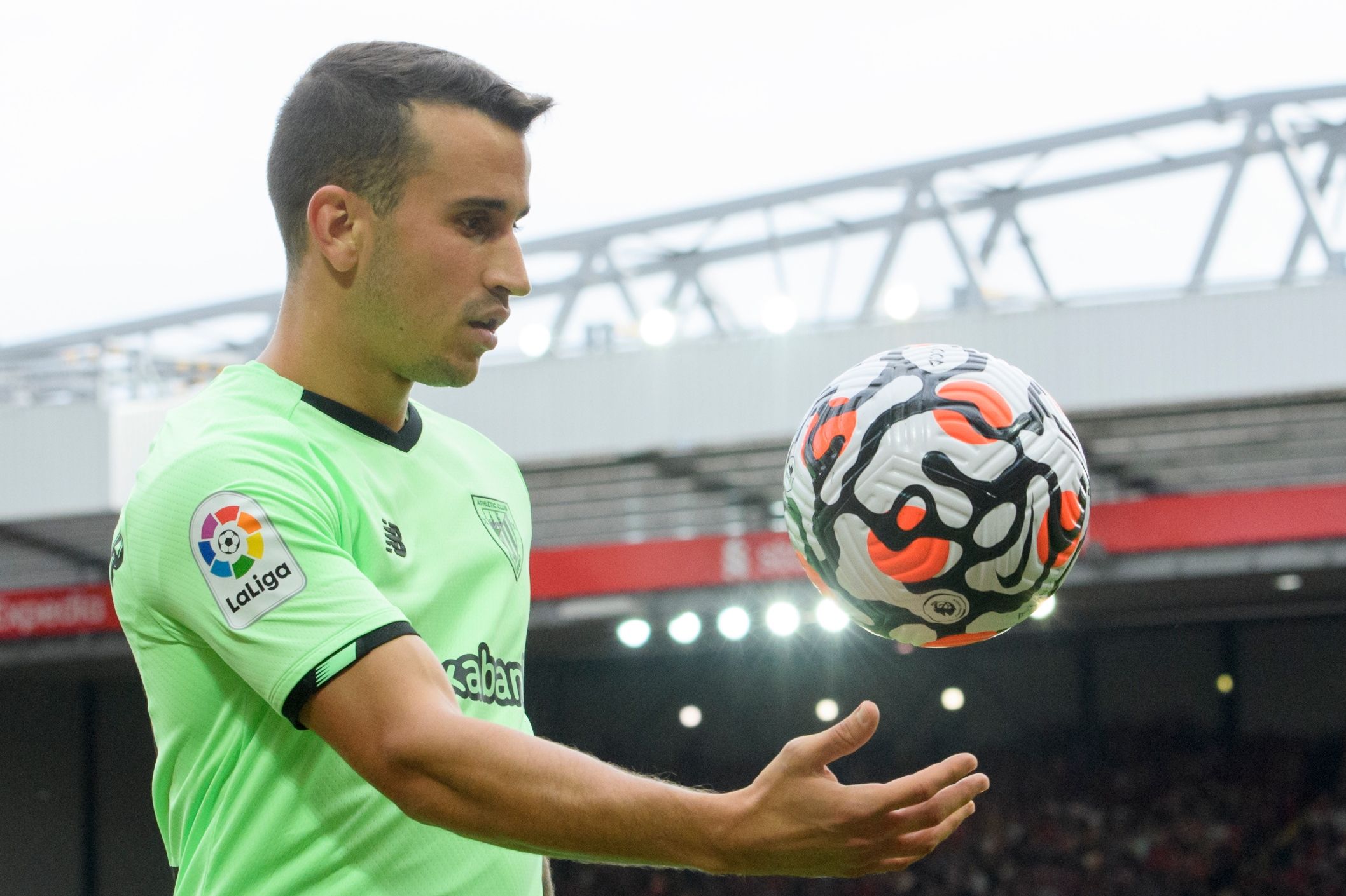  El navarro Álex Berenguer, que aún no ha firmado, juega con el balón en un amistoso de pretemporada.