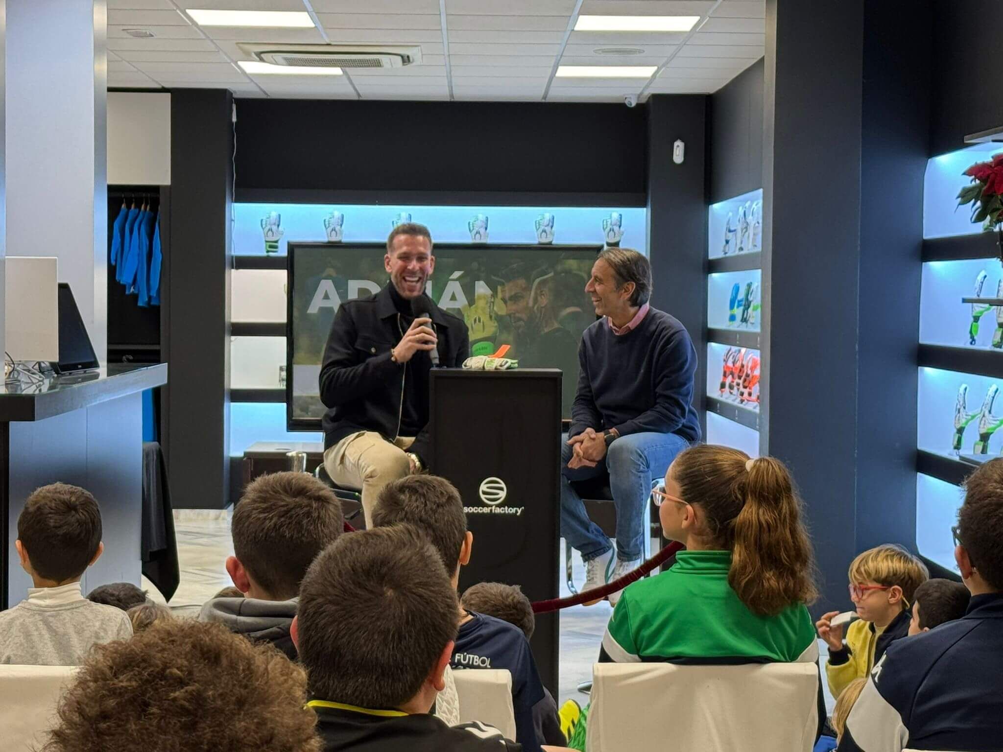  San Miguel ha respondido a las preguntas de los muchos niños asistentes al acto.