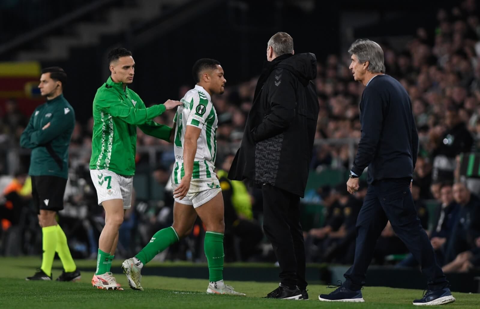 Vitor Roque, expulsado en el Betis-Gent.
