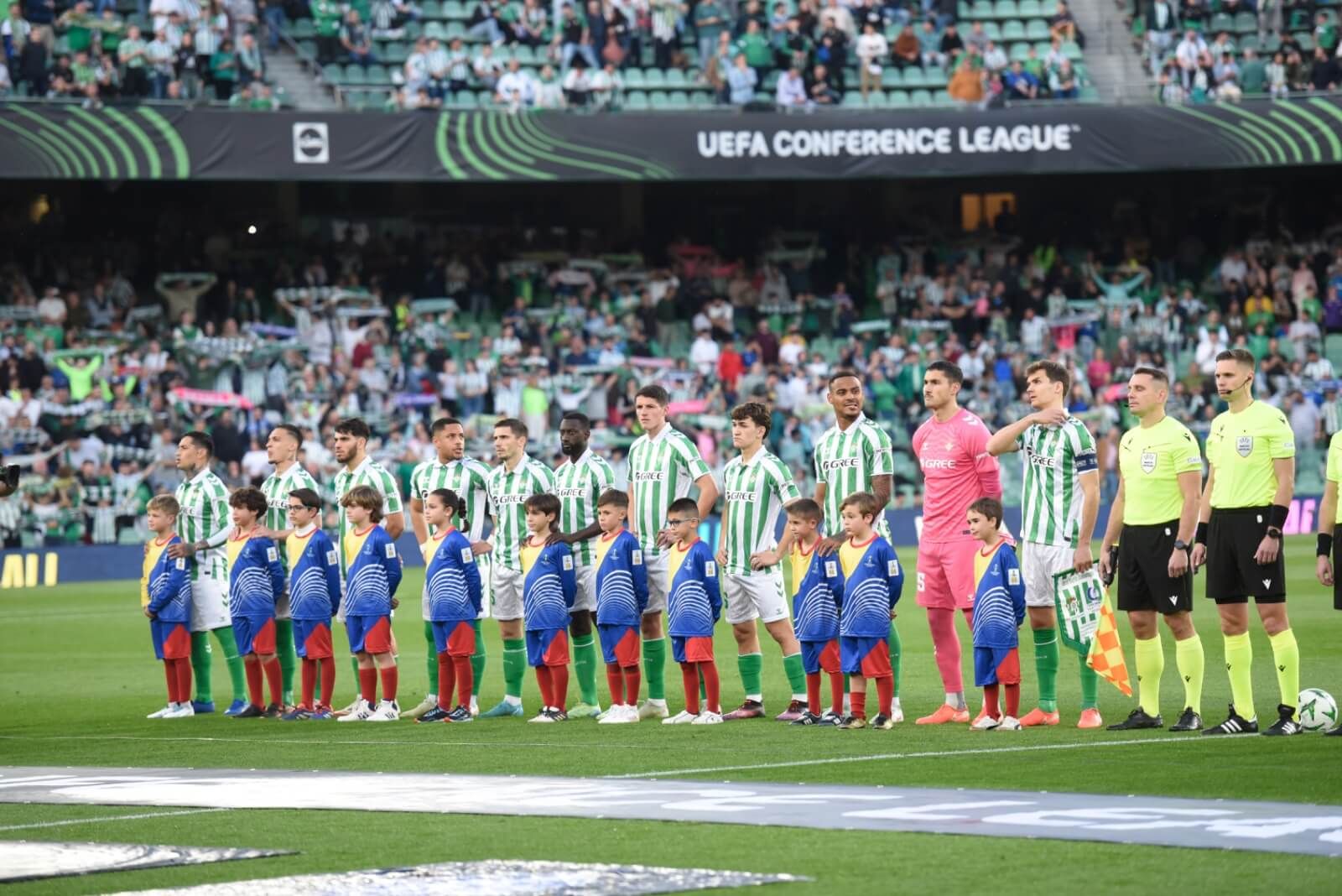 Los jugadores del Betis, en el partido ante el Gent (Foto: Kiko Hurtado).