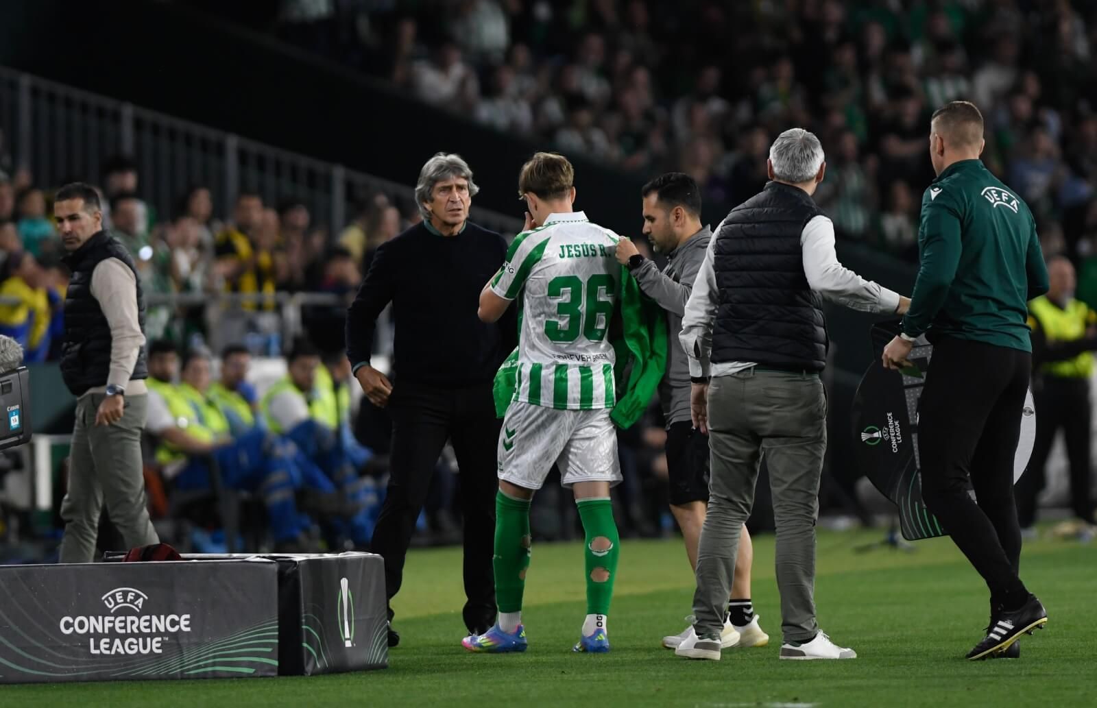  Pellegrini pregunta a Jesús Rodríguez por su lesión en el Betis-Jagiellonia