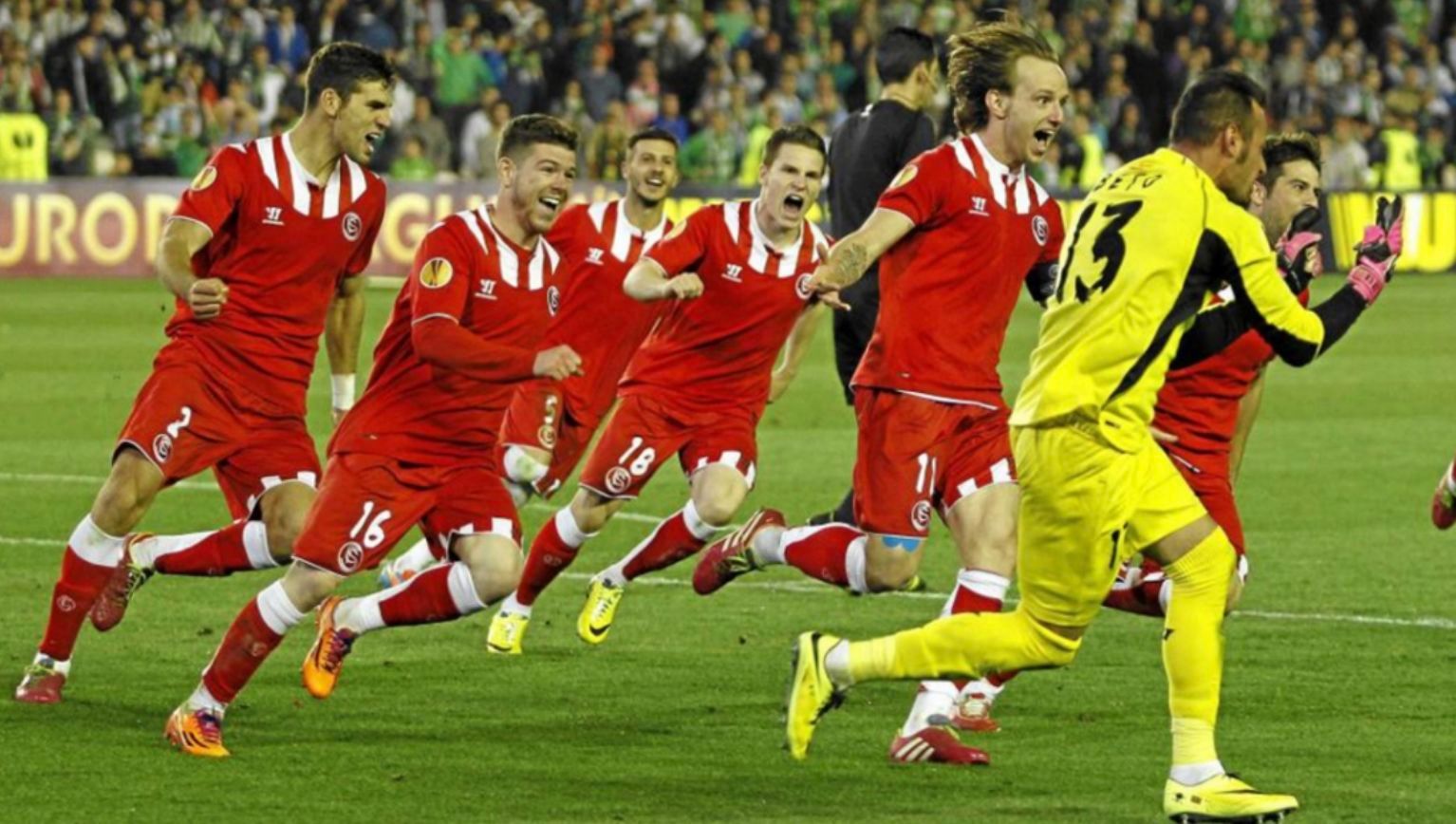 Beto celebra el penalti parado a Nono en el Euroderbi de 2014..
