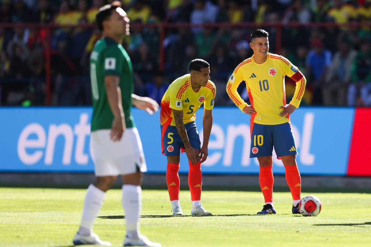  Kevin Castaño y James Rodríguez, durante el Bolivia-Colombia.
