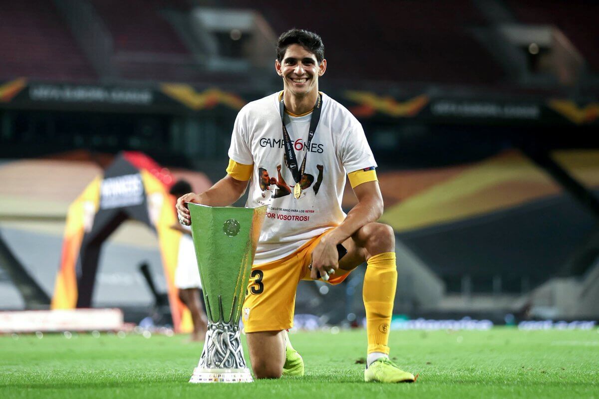  Bono posa con la Europa League ganada con el Sevilla