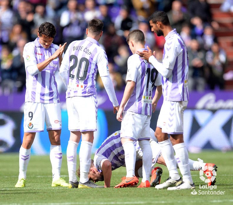 Borja Fernández besa el césped del José Zorrilla ante el aplauso de sus compañeros.