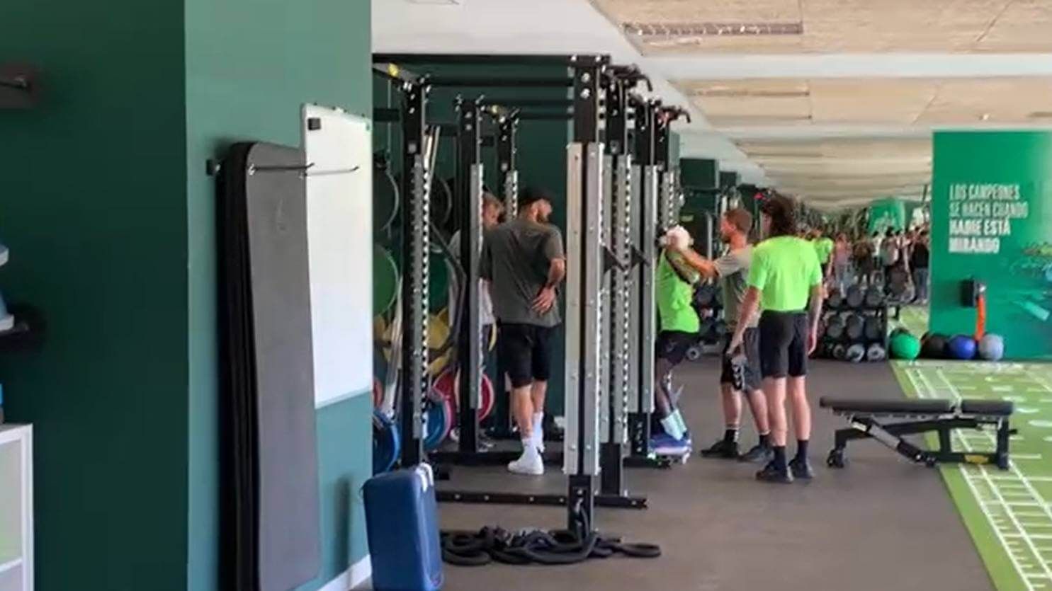 Borja Iglesias en ropa de calle sin pasar el reconocimiento médico con el Real Betis.