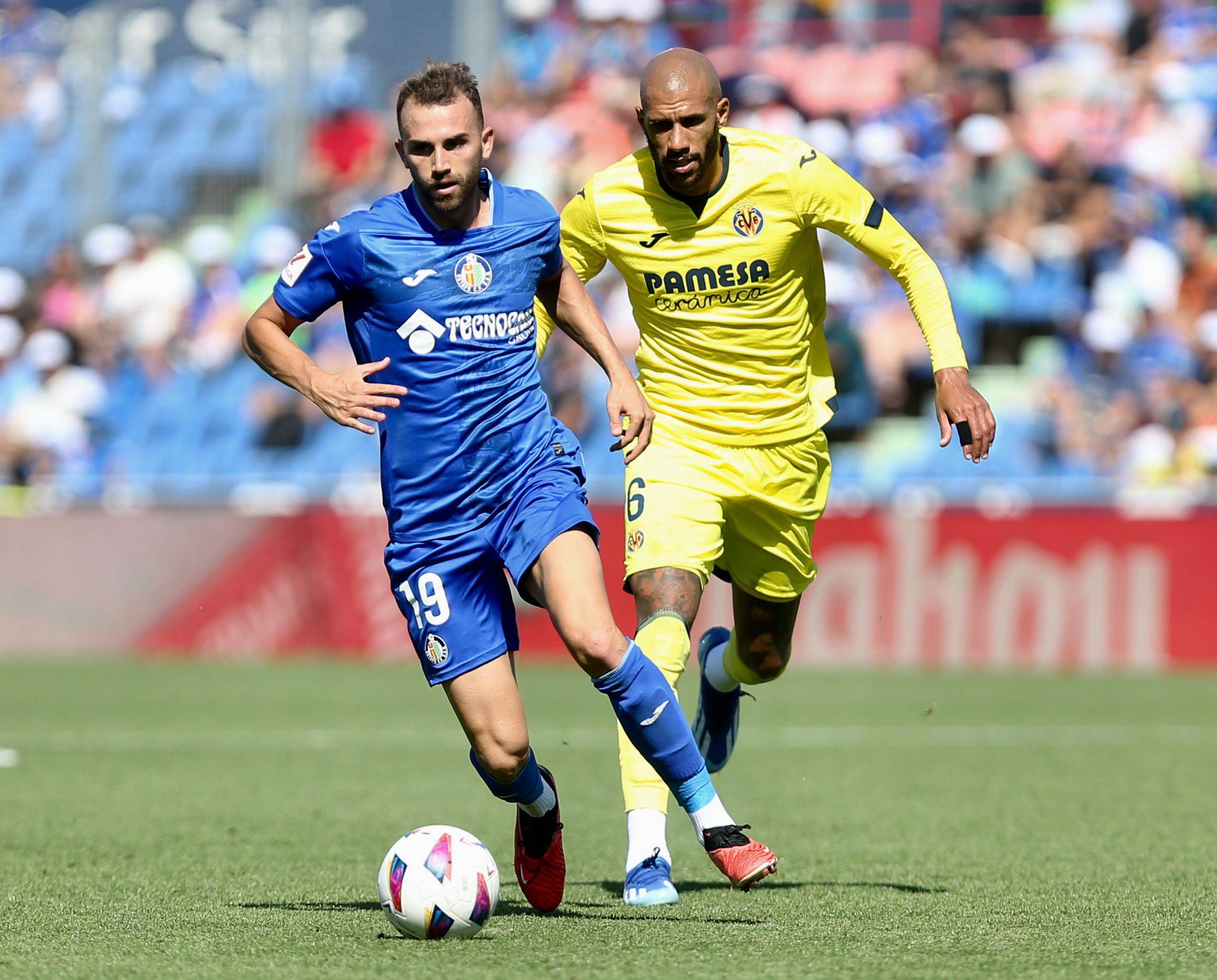  Borja Mayoral y Capoue disputan un balón durante un Getafe-Villarreal (FOTO: Cordón Press).