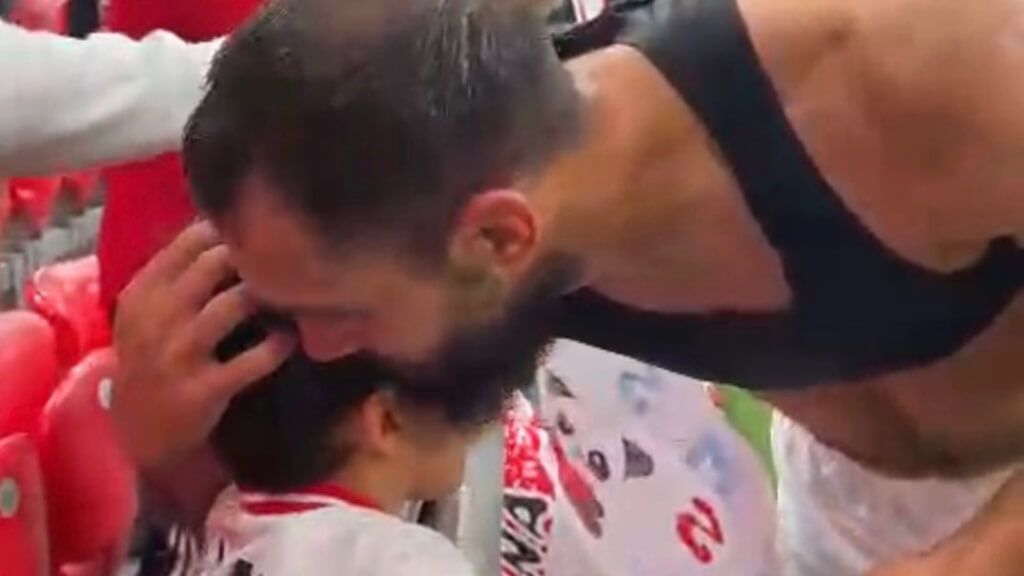  Borja Iglesias regala su camiseta a un niño en San Mamés (Captura de 'X': @mekgoen2)