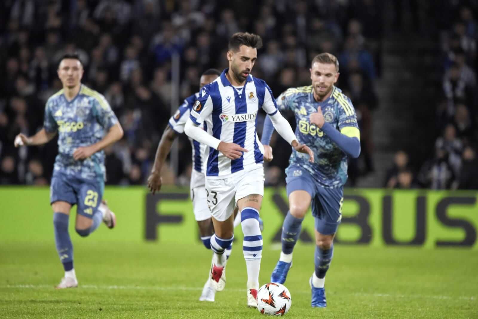 Brais Méndez conduce un balón en el Real Sociedad-Ajax de Europa League.