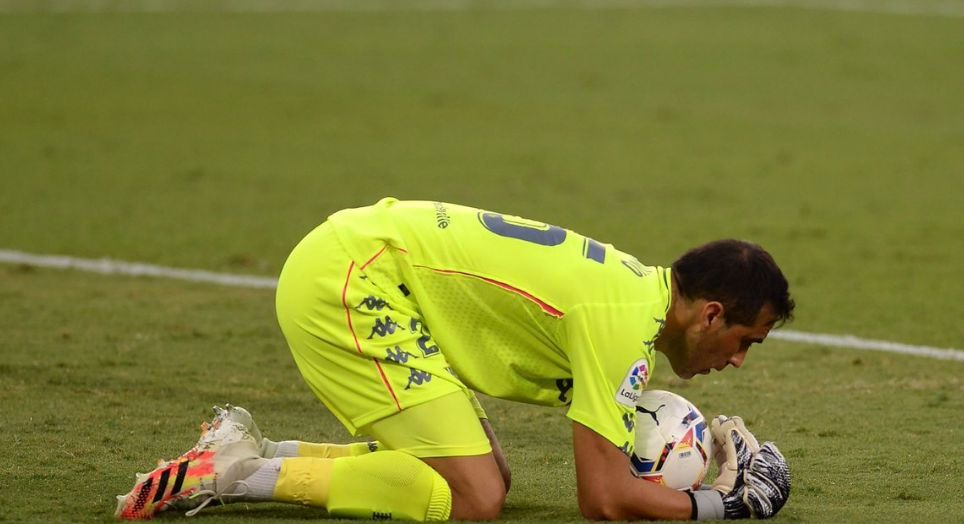 Bravo detiene el balón ante el Atlético de Madrid.