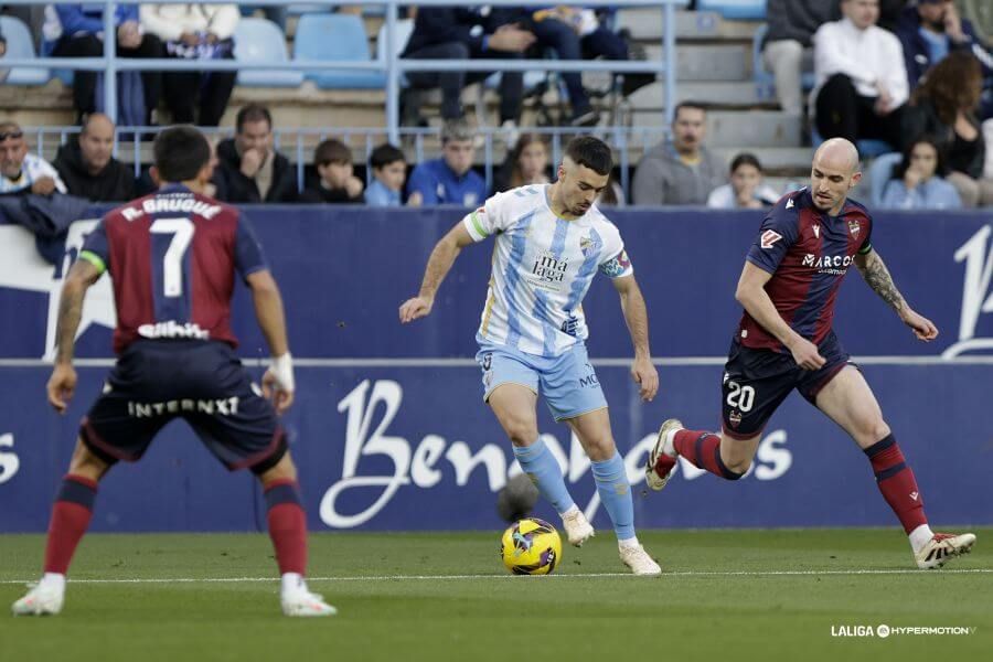  Acción del Málaga - Levante con un control de Ramón.