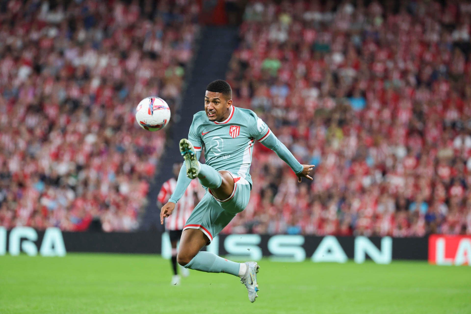  Samu Lino controlando un balón en el Athletic-Atlético.