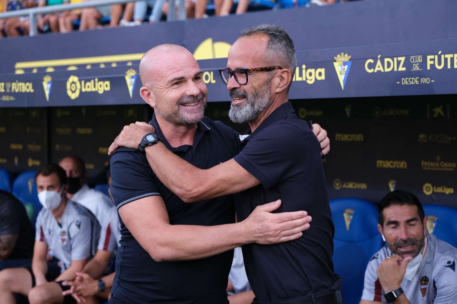 Cervera y Paco López, durante el Cádiz-Levante (Foto: Cristo García).
