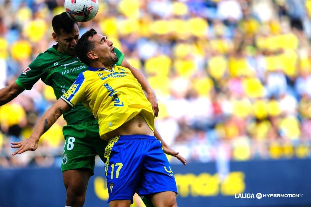  Gonzalo Escalante pelea un balón con Carrascal en el Cádiz-Racing.