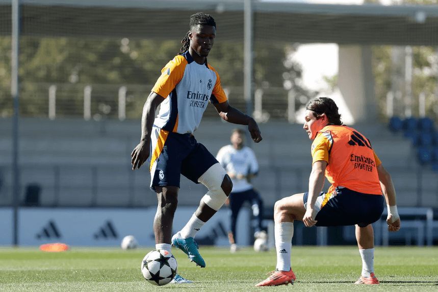  Eduardo Camavinga entrenando con Fran García en el Real Madrid.