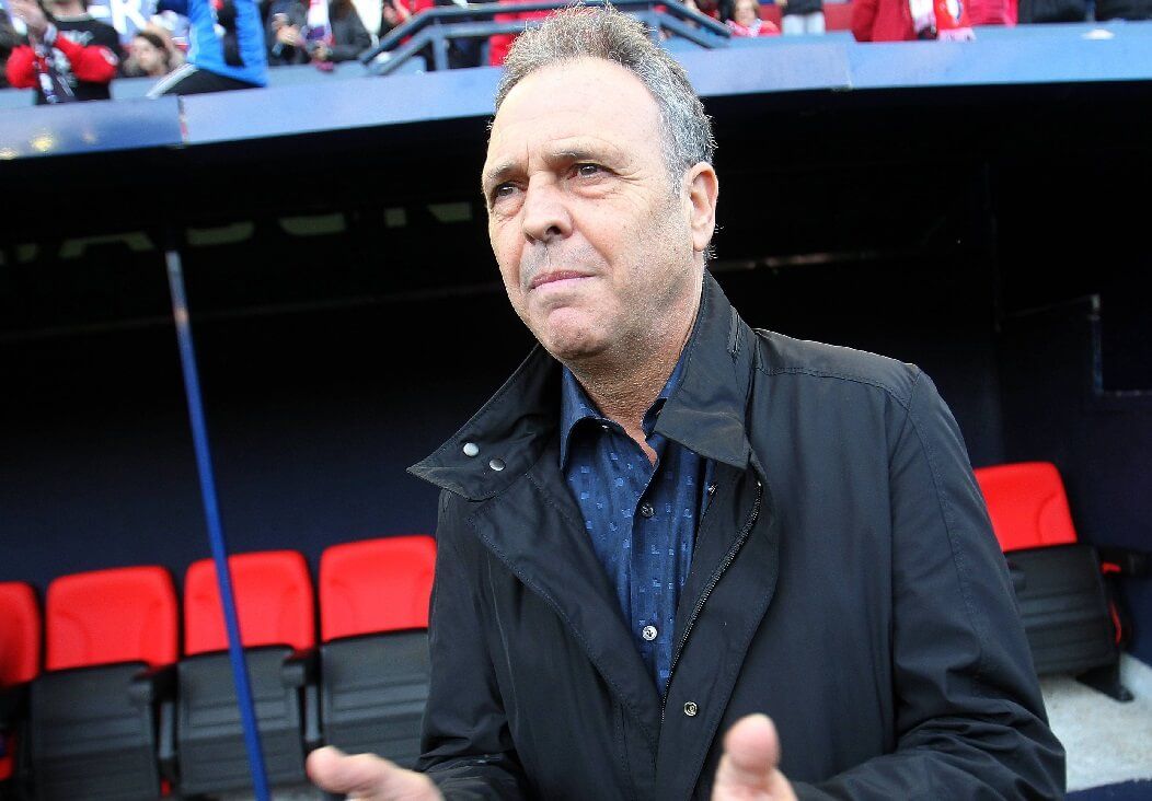  Joaquín Caparrós, dirigiendo en El Sadar.