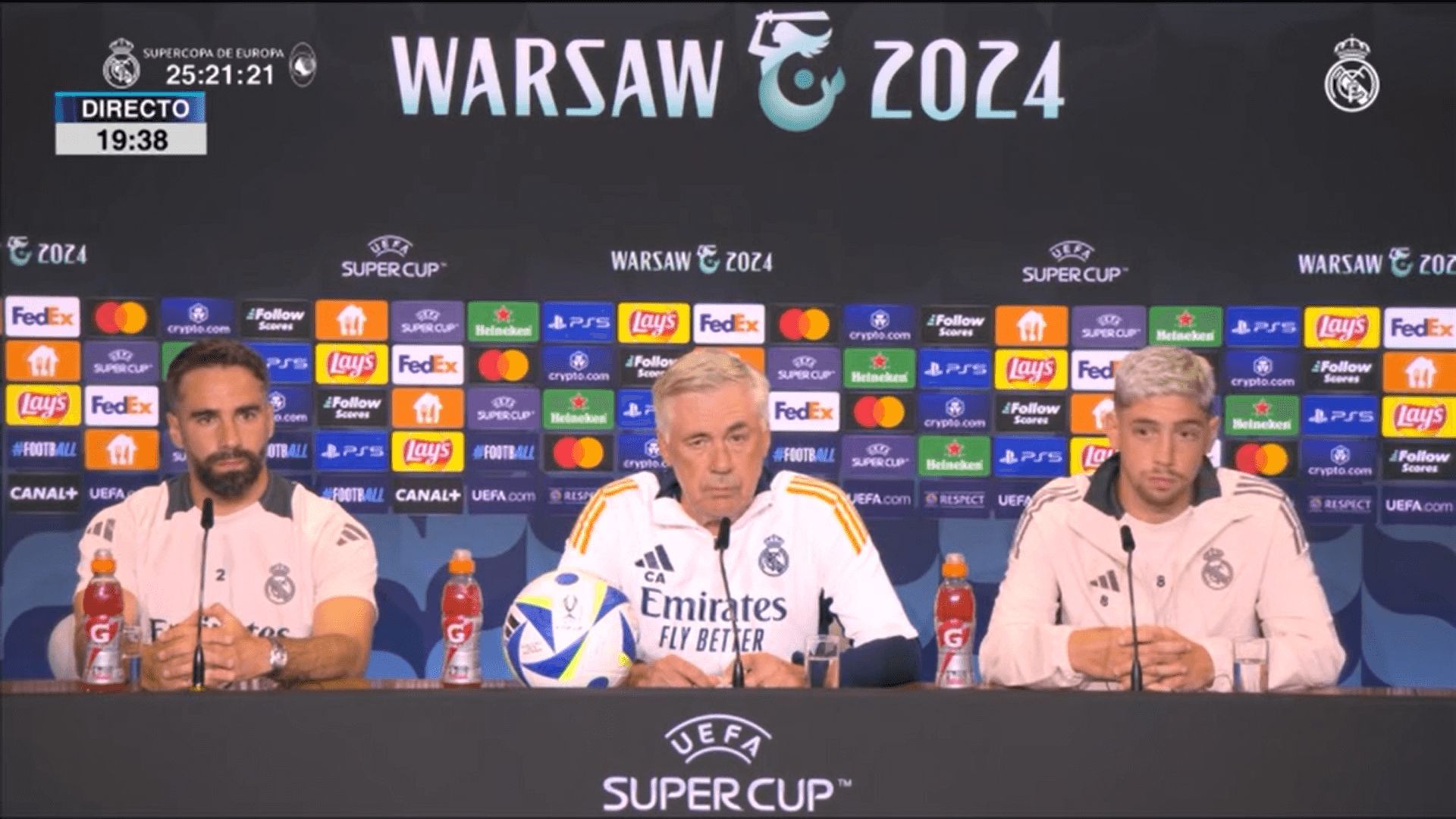  Carvajal, Ancelotti y Fede Valverde, en sala de prensa.