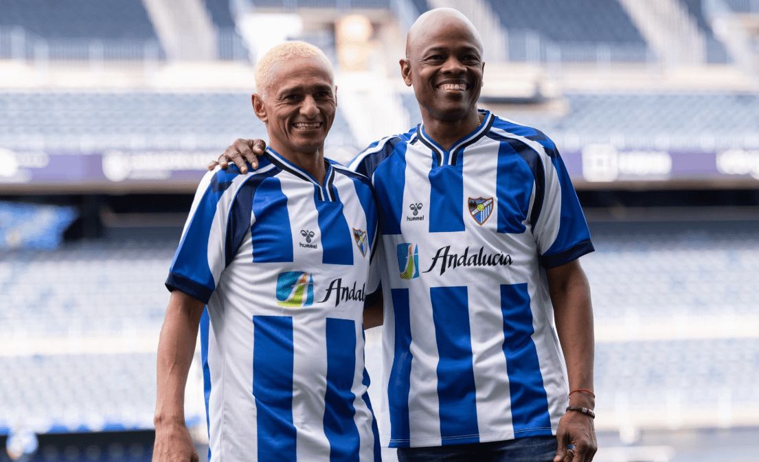 Darío Silva y Dely Valdés saltan a La Rosaleda con la nueva camiseta retro del Málaga (FOTO: